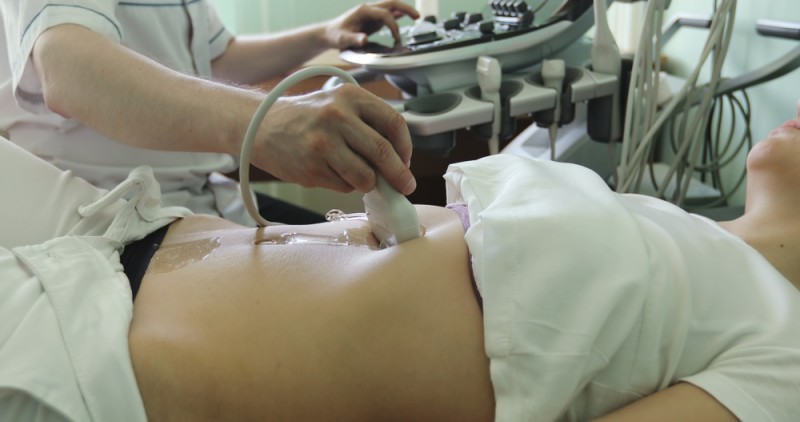 medic realizează o ecografie a ficatului