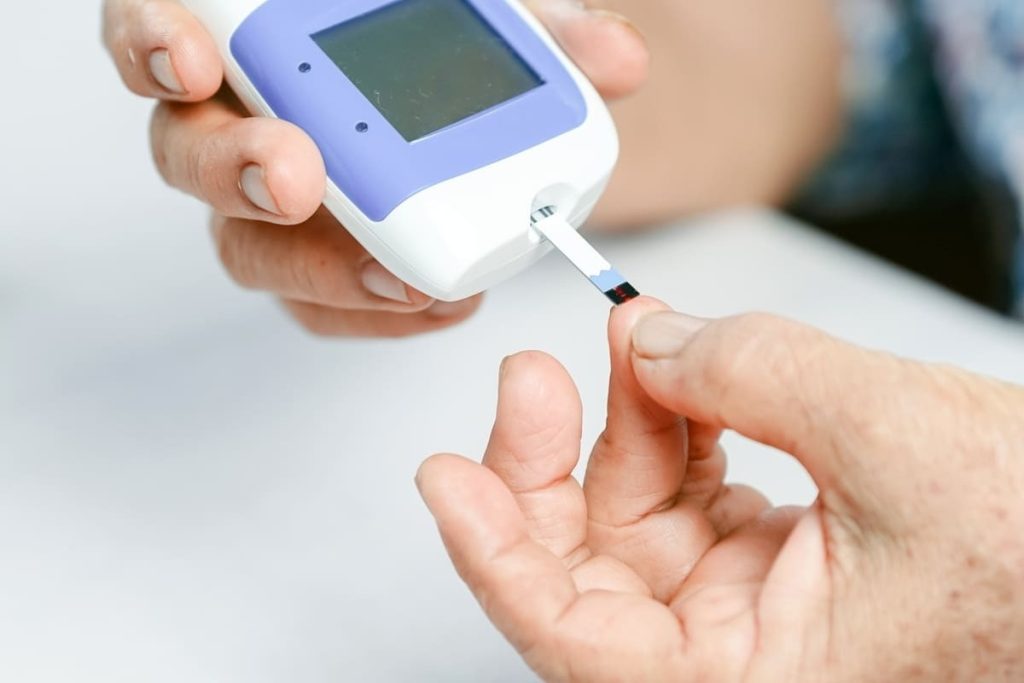 măsurarea glicemiei cu un glucometru