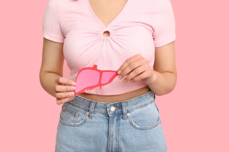 femeie care ține în mână o imagine a ficatului