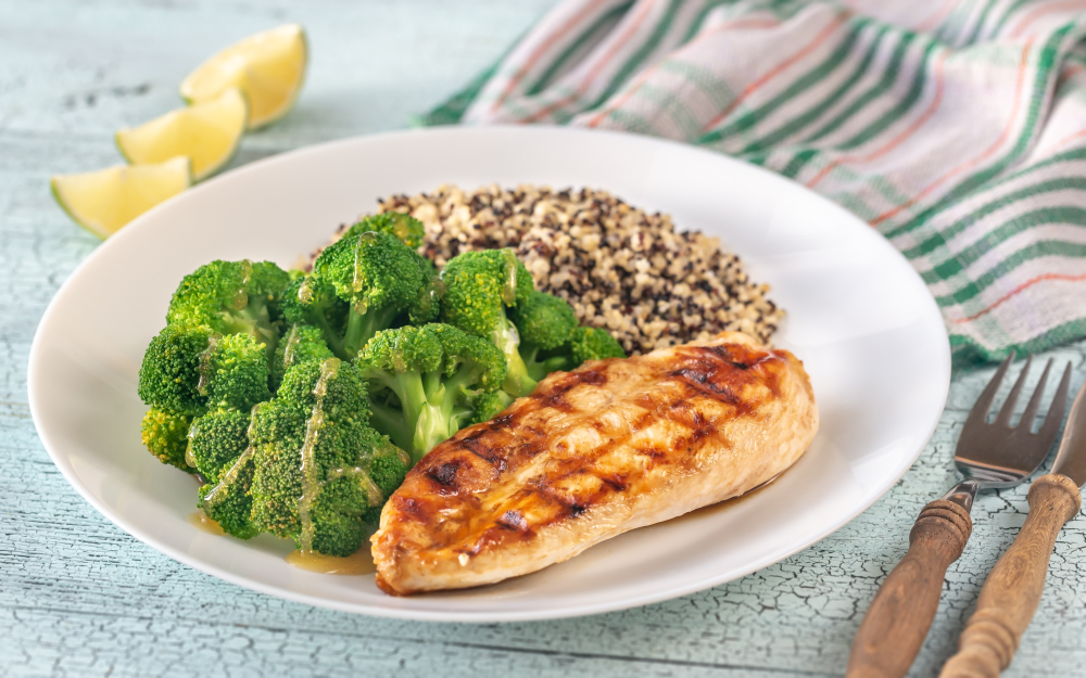Piept de pui la grătar cu broccoli și quinoa