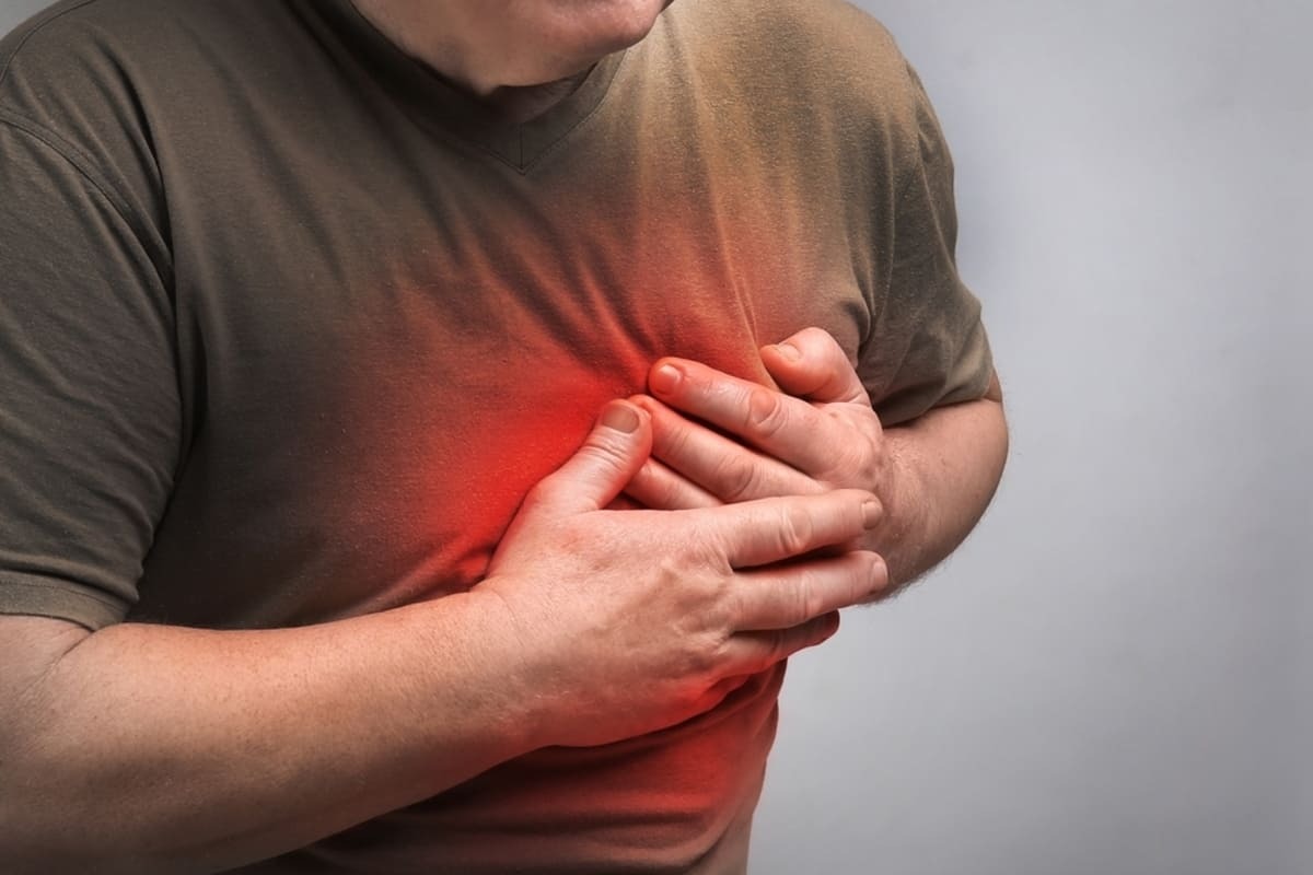 bărbat care prezintă simptome de infarct miocardic