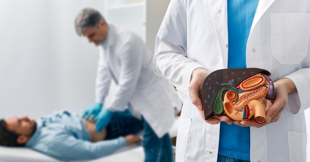 un medic hepatolog care efectueaza un consult