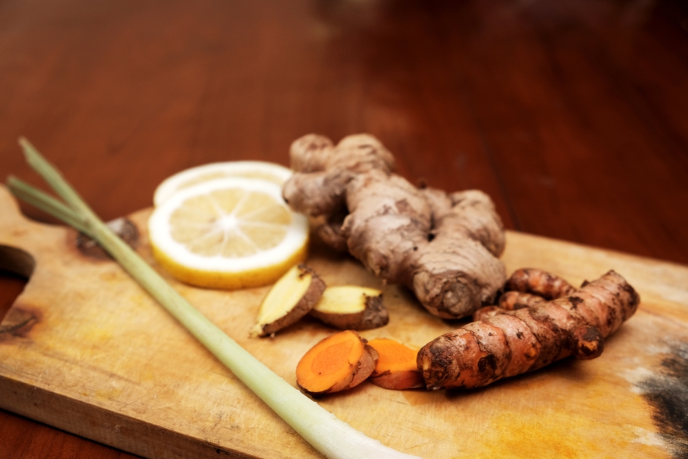  turmeric si ghimbir pe un fund de lemn