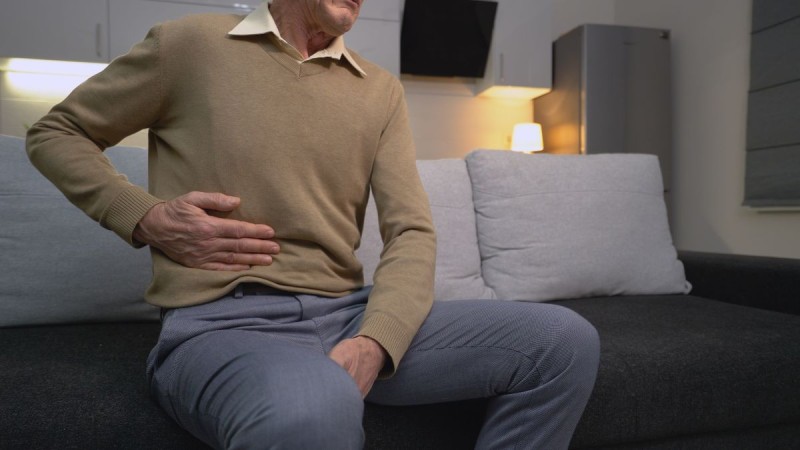 barbat care resimte durere in partea dreapta