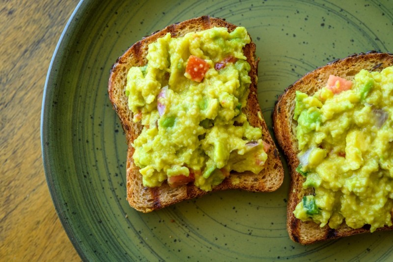 Tartine integrale cu avocado si seminte