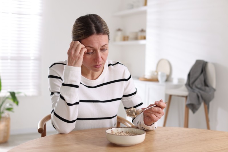 Femeie care se confrunta cu scaderea apetitului