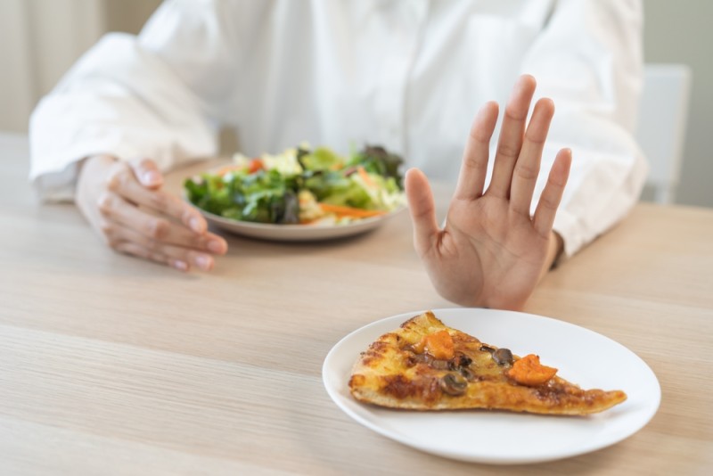 femeie care evita alimentele nepotrivite pentru sanatatea ficatului