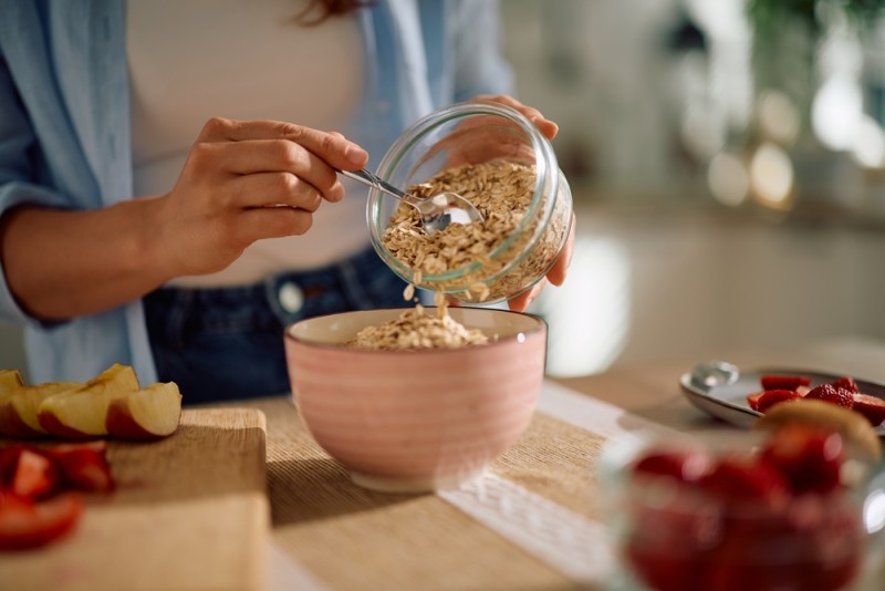 Un bol cu terci de ovaz si mere pentru micul dejun (a nu se publica)