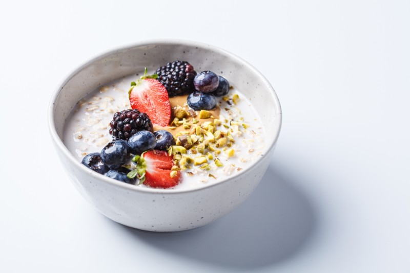 Mic dejun cu iaurt grecesc si fructe de padure pentru ficatul gras