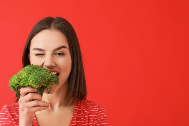 femeie care consuma broccoli
