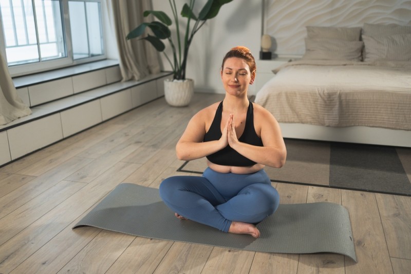 o persoana practicand yoga pentru sanatatea ficatului