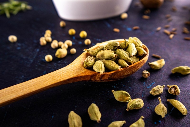 cardamom intr-o lingura de lemn