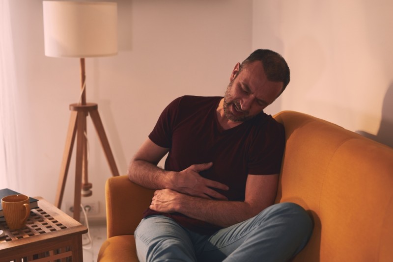 Imagine cu un barbat cu durere de ficat