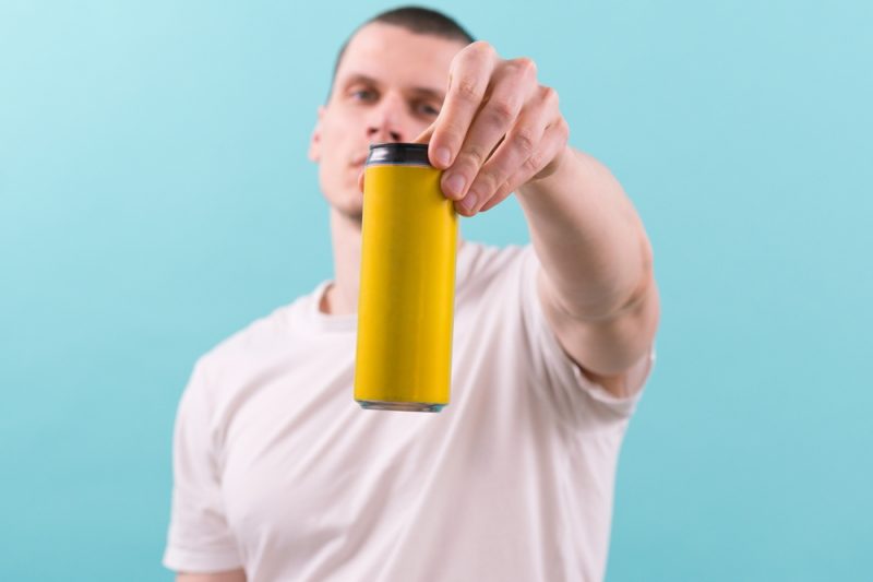 Barbat care tine in mana o bautura energizanta