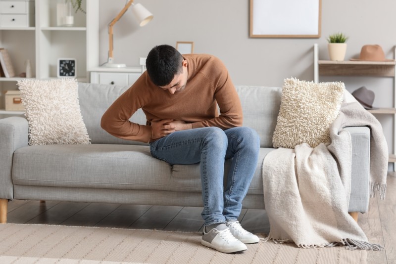 tanar cu durere in partea dreapta