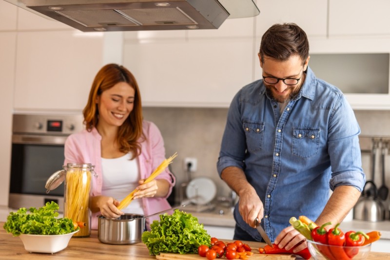 Cuplu care gateste un meniu vegetarian